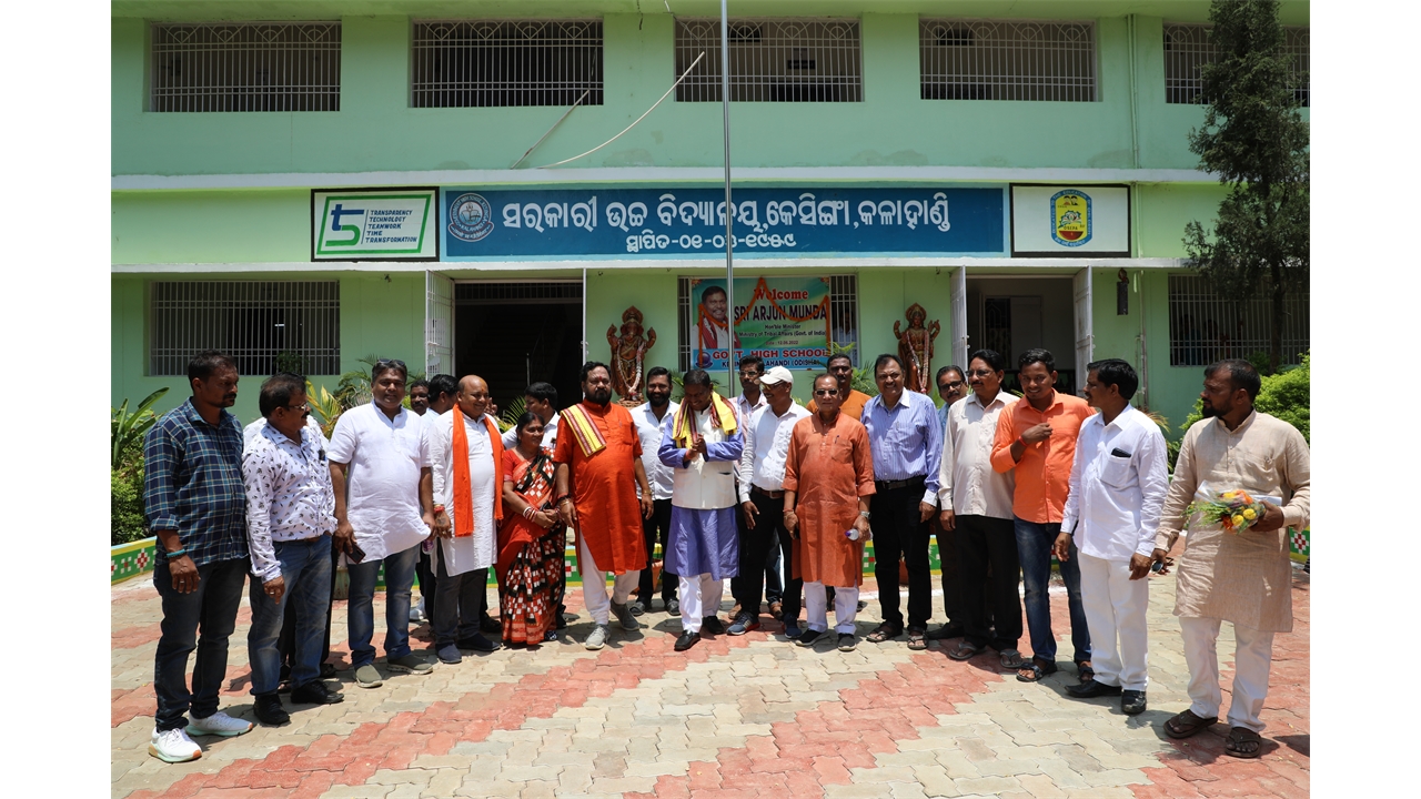 The Union Minister of Tribal Affairs, Shri Arjun Munda, visited a Government School in Kesinga , Kalahandi, Odisha.