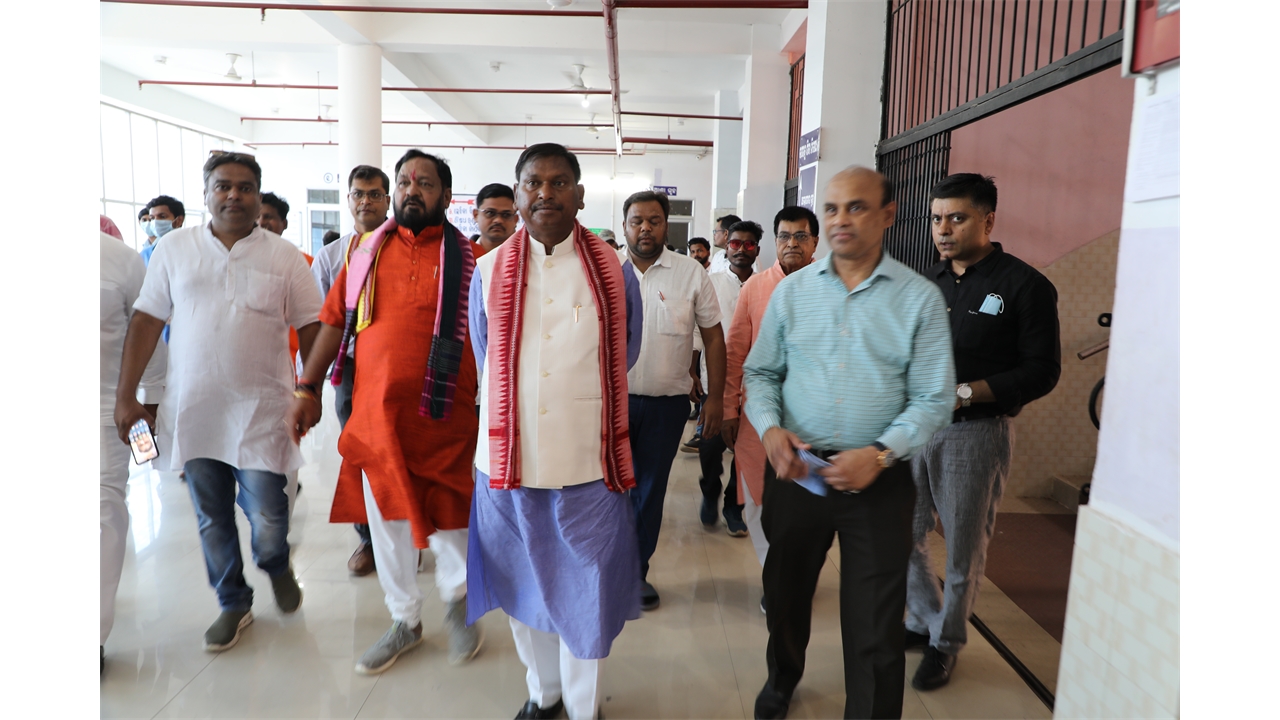 Union Tribal Affairs Minister Shri Arjun Munda visited the Maternity and Child Care Centre at Kesinga during his visit to Kalahandi, Odisha.