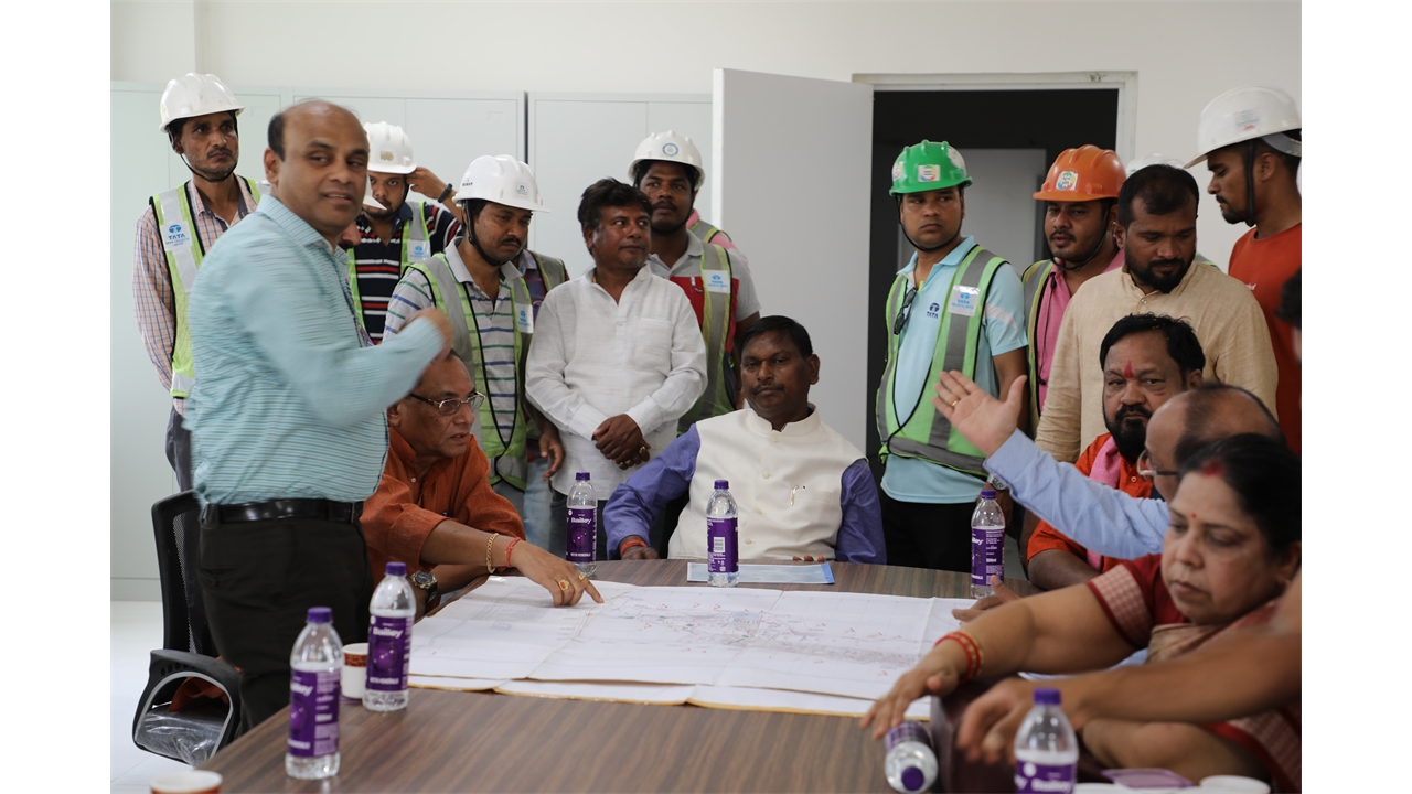Honourable Union Minister of Tribal Affairs, Shri Arjun Munda, on 12th June 2022, inspected the Government Medical College and Technical Hospital under construction at Bhawanipatna (Kalahandi, Odisha) 