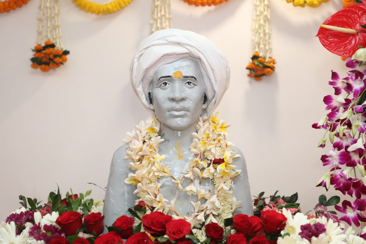 On the grand occasion of  JanJatiya Gaurav Divas 2022, Honourable President of India, Smt. Draupadi Murmu, paid floral tributes to Bhagwan Birsa Munda on his 147th Birth Anniversary at the birth place in Ulihatu.