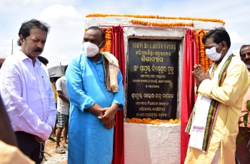 Shri. Bishweswar Tudu, Honourable Minister of State, MoTA lays foundation stone of EMRS Kaptipada in Odisha